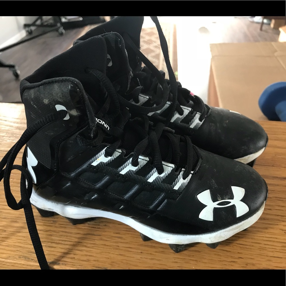 Under Armour boys football cleats size 12